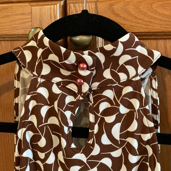 SARAH SPENCER Haltertype top. Chocolate & white Double button detail at the neck - Picture 5 of 5